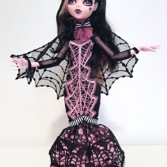 Monster High Draculaura 2015 Exclusive Adult Collector Doll - Picture 5 of 9